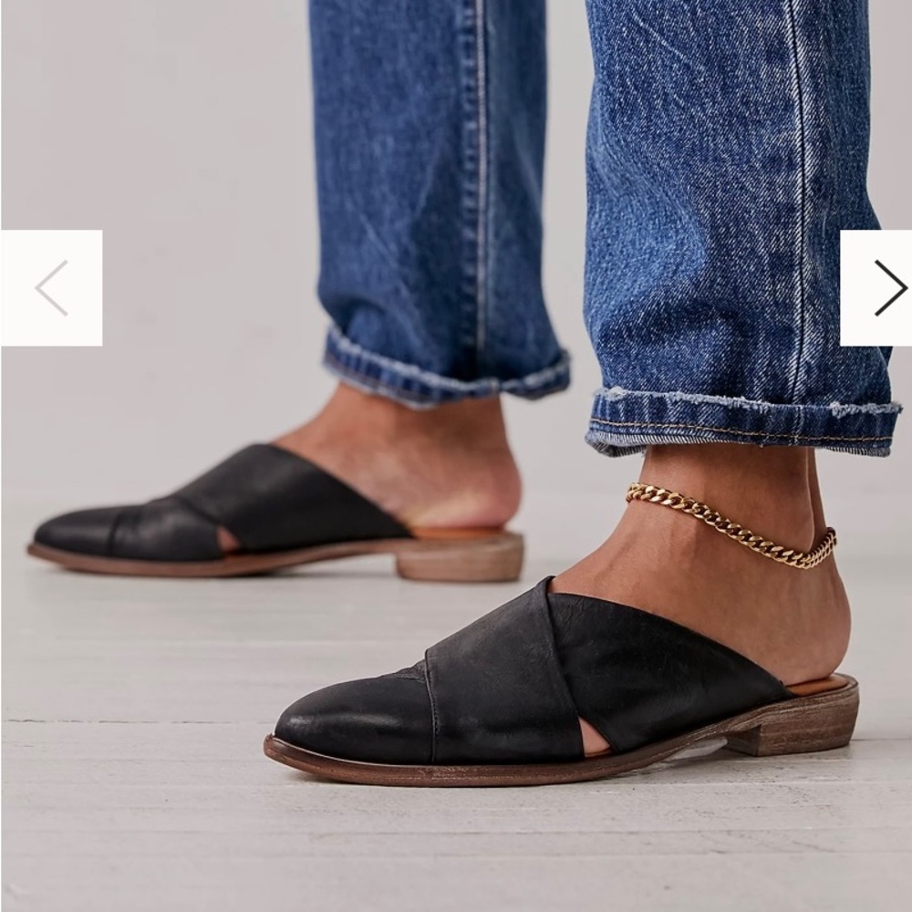 Effortlessly chic black mules. Size 40 (US10). New, never worn.